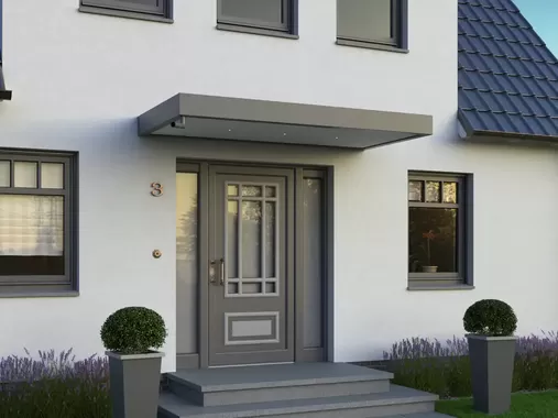 Gradliniges Vordach an einer klassischen Haustür
