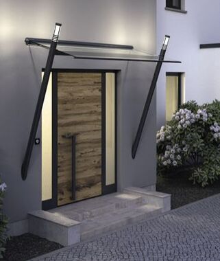 Moderne Kompotherm Haustür in Holzoptik mit seitlichen Glaselementen und Vordach