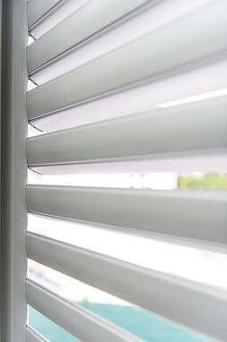 Detailaufnahme Solarrollladen Weiß