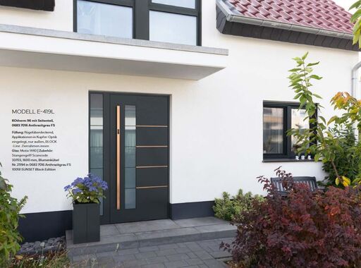 Kompotherm Sunset E-419L in Anthrazit mit Seitenteil und Kupfer-Applikation im modernen Eingangsbereich