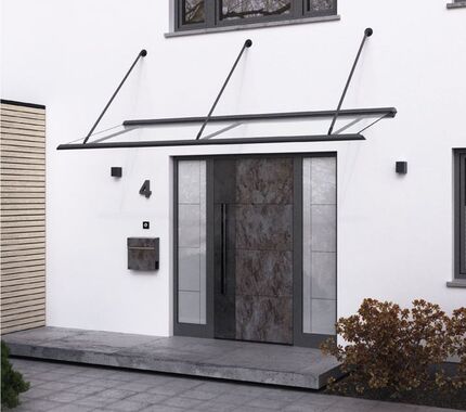 Kompotherm Aluminium Haustür mit beidseitigen Glas-Seitenteilen und modernem Glasvordach