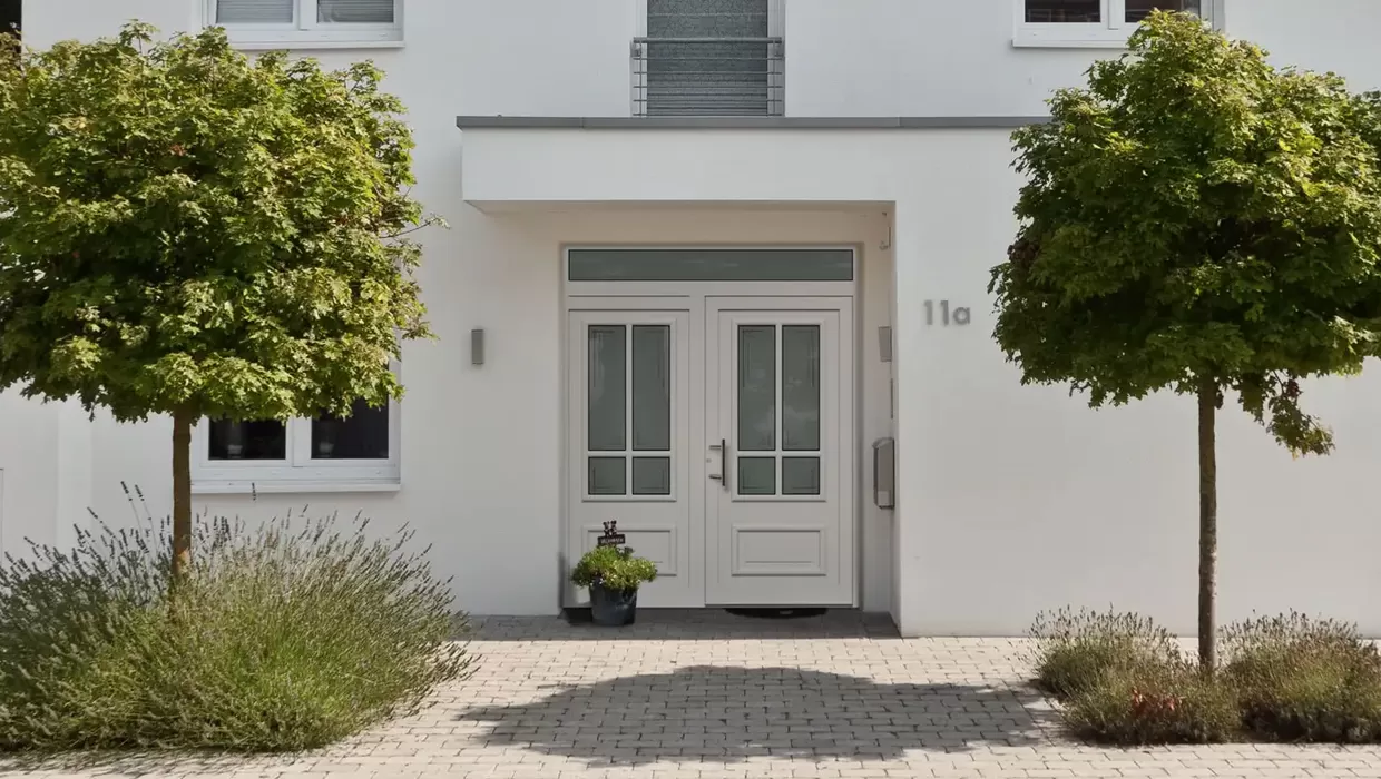 weiße Kompotherm Haustür Chagall