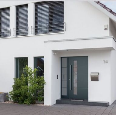 Kompotherm Aluminium Haustür in Anthrazit mit schmalem Glas-Seitenteil und Edelstahlgriff