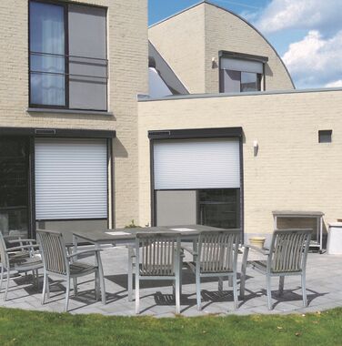 Solarrolladen an beiger Hausfassade
