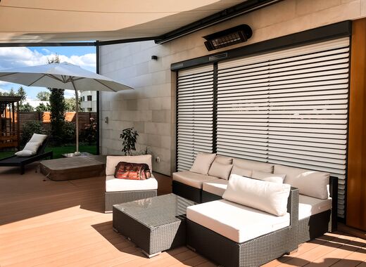 Solarrollläden an einer Terrasse