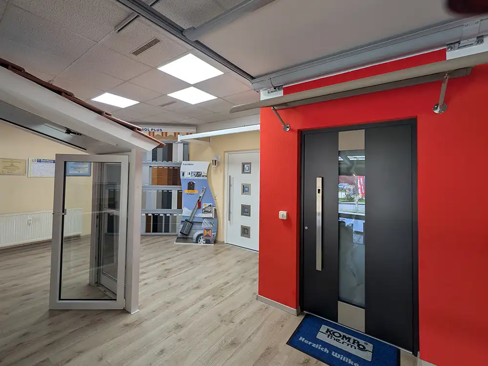 Ausstellungsraum Rosenkranz Bauelemente in Limbach-Oberfrohna — Kompotherm Haustür und Insektenschutz-Drehtür in der 160 m² Ausstellung