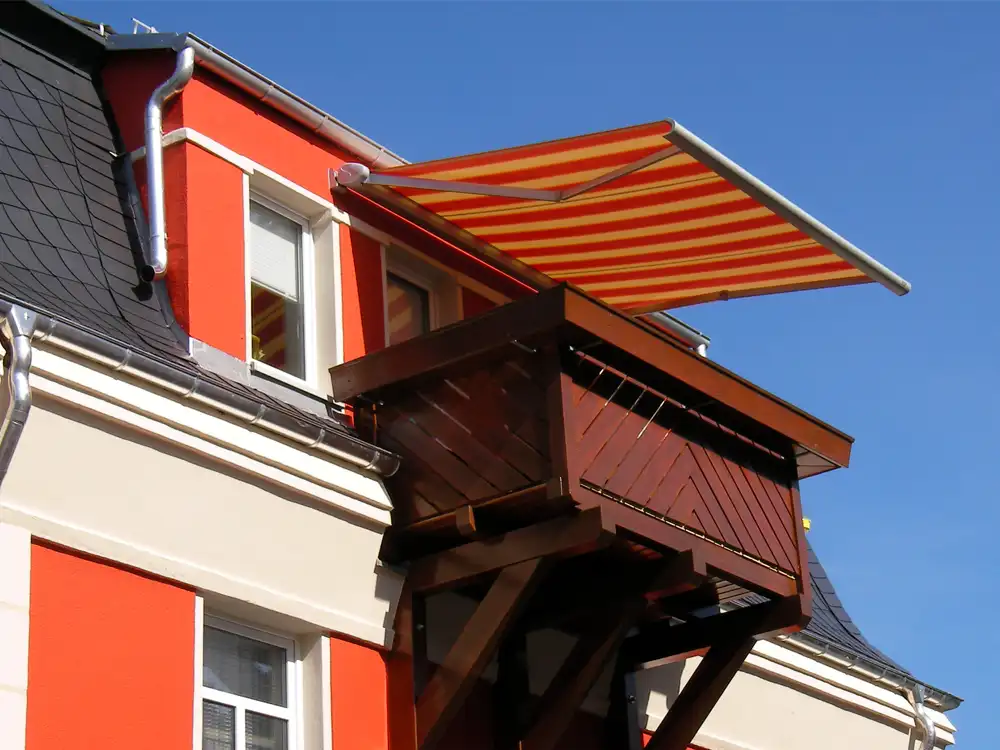 Balkonmarkise Lewens Micro 150 an einem Mehrfamilienhaus