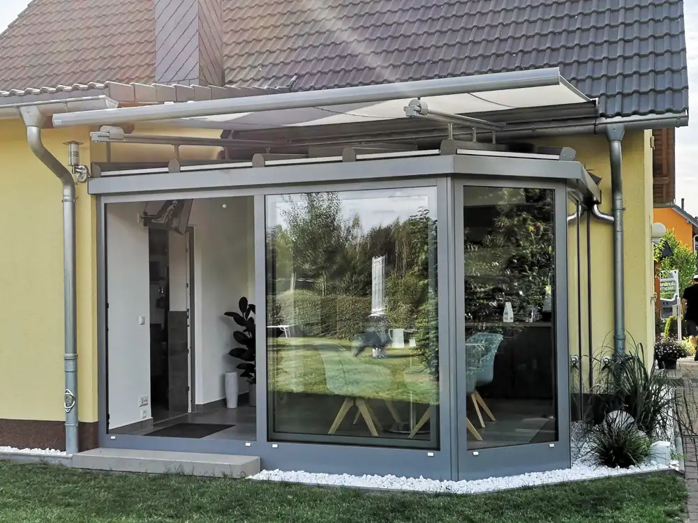 Terrassendachmarkise über einem Glasdach